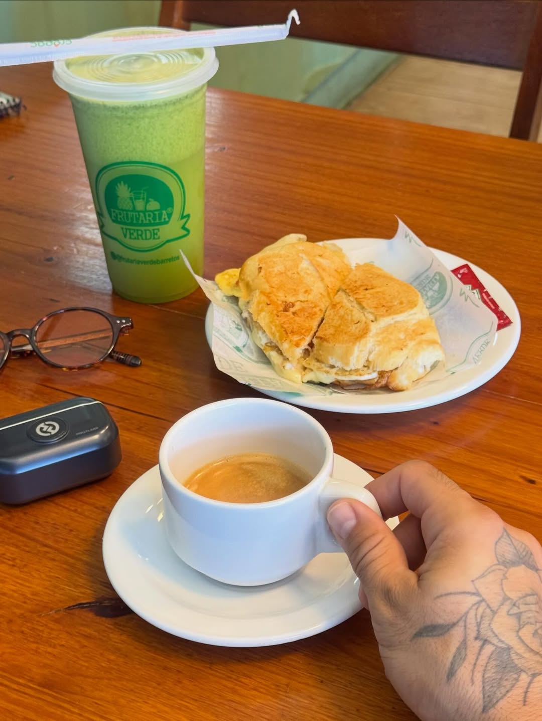 Café espresso com suco verde e sanduíche